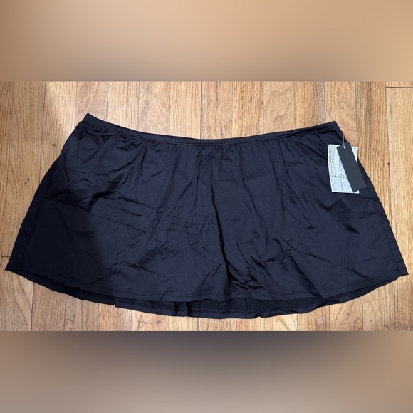 24th & Ocean Solid Skirted Hipster Bikini Swimsuit Bottom in Black - Picture 4 of 6